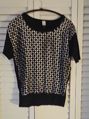 Black and White Patterned Short-Sleeve Knit Top